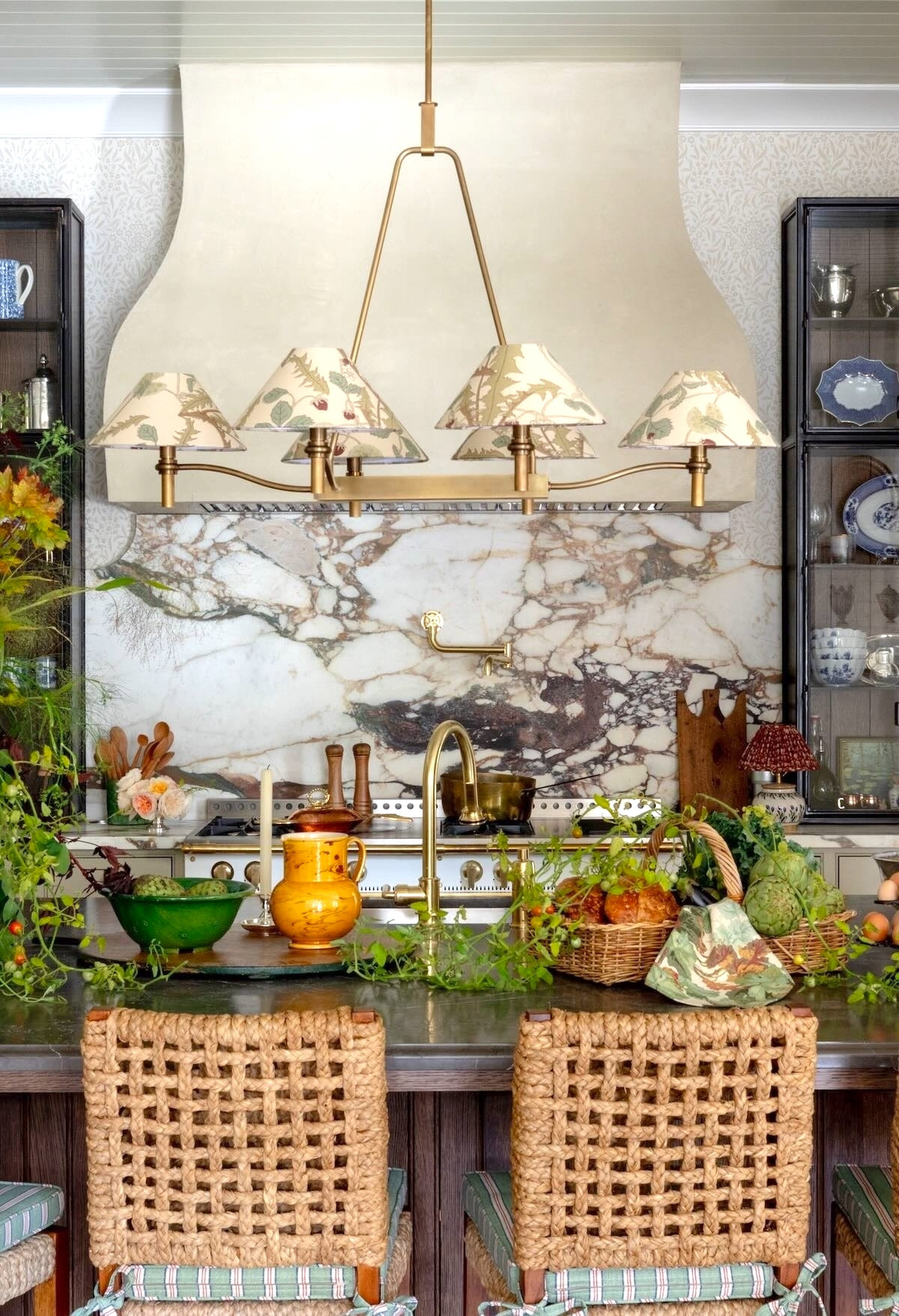 Rachel Halvorson designed kitchen in FLOWER MAGAZINE'S Nashville Showhouse - photo by Leslee Mitchell. #interiordesign #flowerlovers