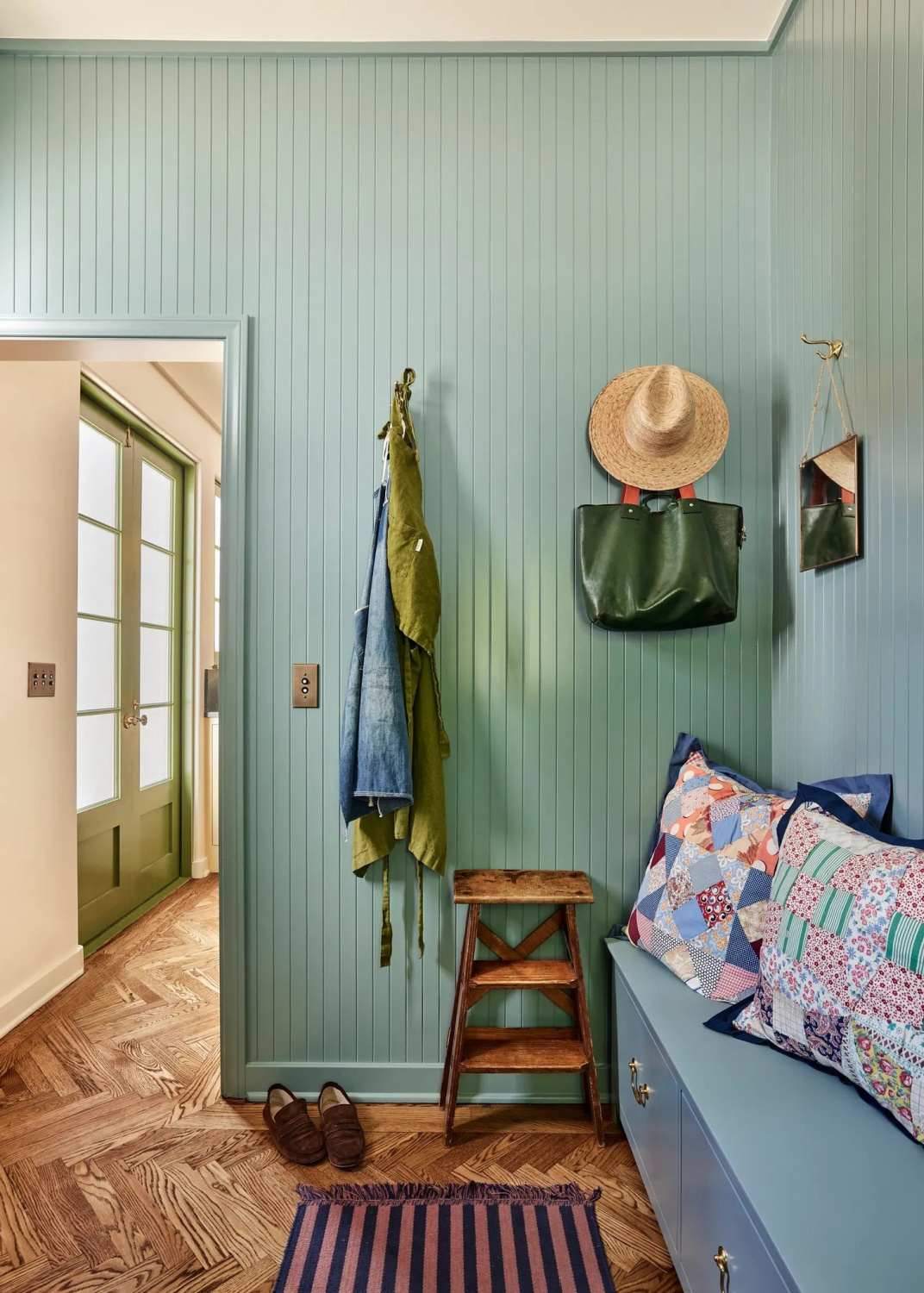 Farrow & Ball Oval Room Blue in laundry room with timeless design by Jamie Haller in AD (photo: Jenna Peffley). #farrowandballovalroomblue