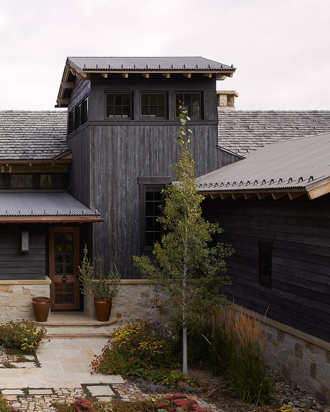 Jeffrey dungan designed mountain home facade - photo by @a_gaut.