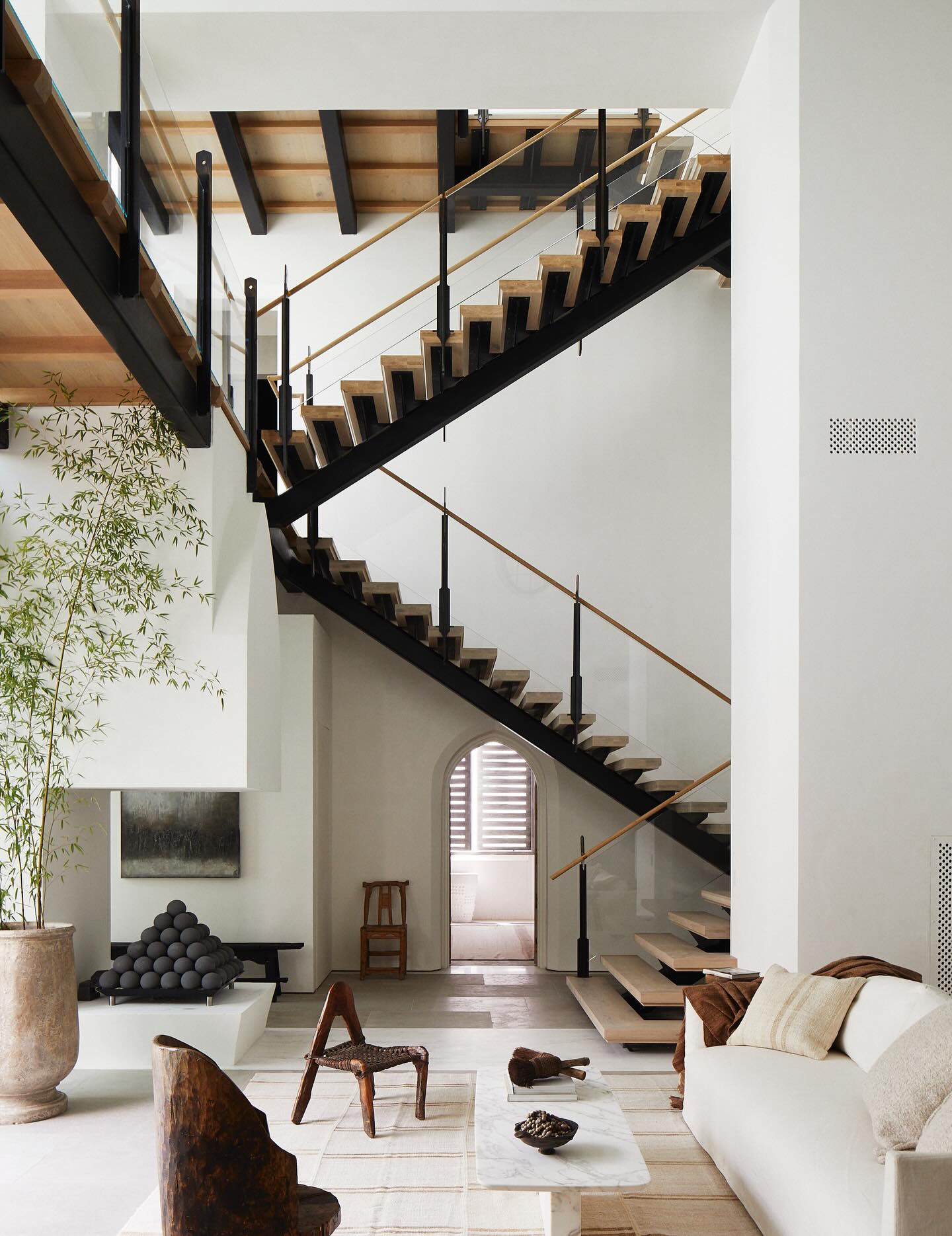 Jeffrey Dungan Architects - lofty modern interior with open tread staircase. Photo: @wabranowicz