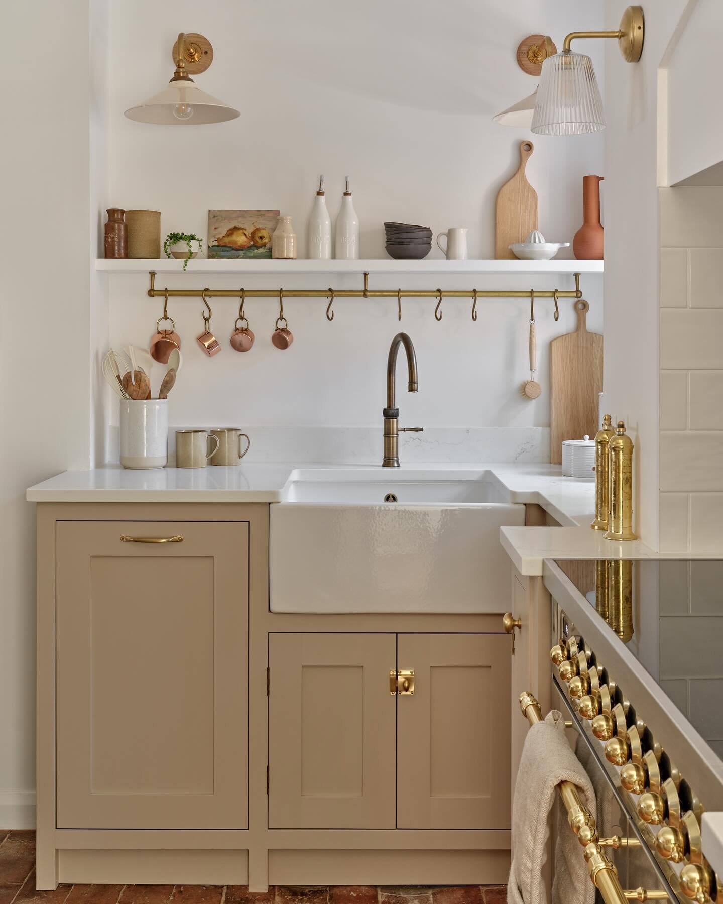 Beautiful English country style bespoke kitchen with Farrow & Ball Jitney. #jitney