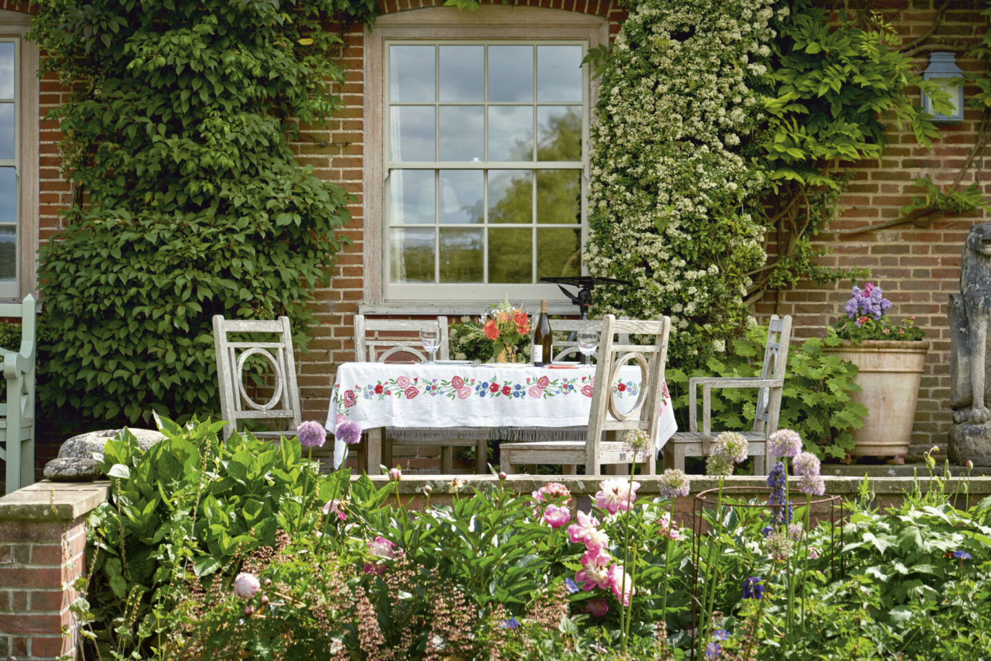 Charming patio dining and garden in KIT KEMP Design Stories (Rizzoli, 2026)