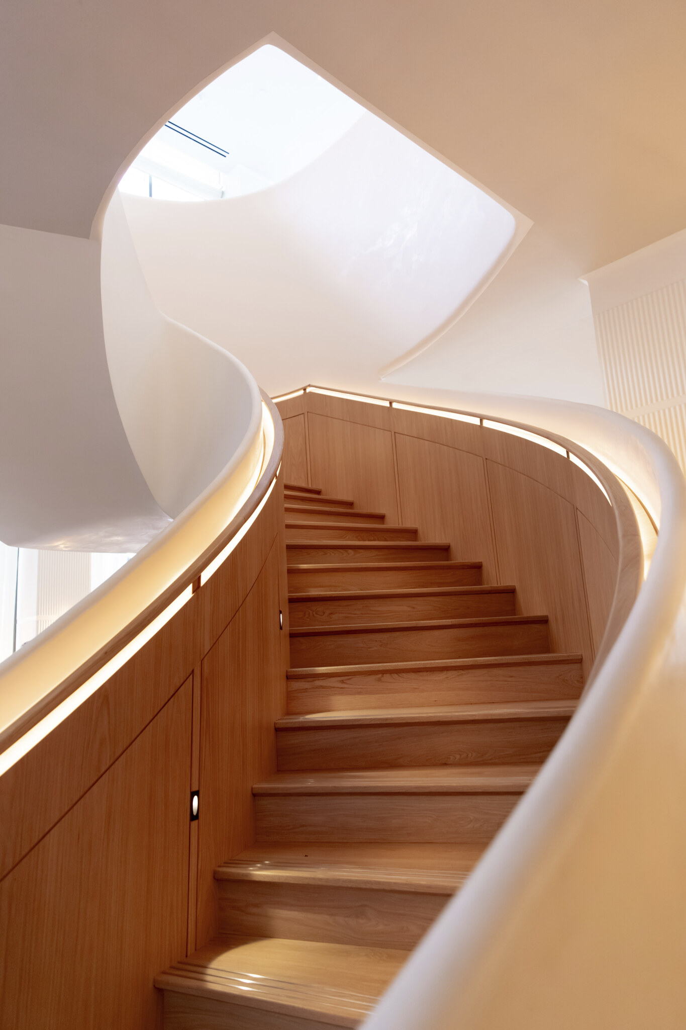 Stunning and sculptural curved staircase in TARA BERNERD A Design Journey (Rizzoli, 2026)