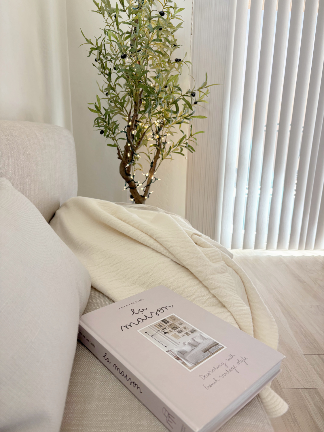 Hello Lovely's serene Arizona dining room banquette with linen RH cushions and Silverlyne's ultra soft beige throw blanket.