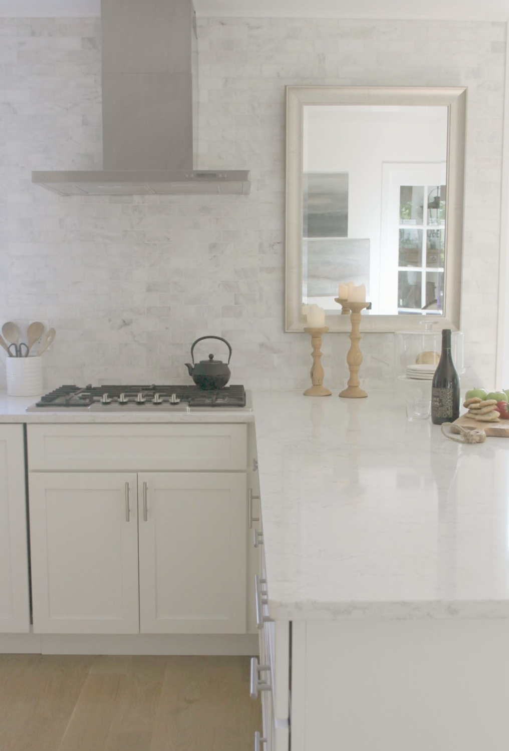 Hello Lovely's classic white Shaker modern French kitchen with Viatera Minuet quartz counters and polished Venatino marble tile backsplash.