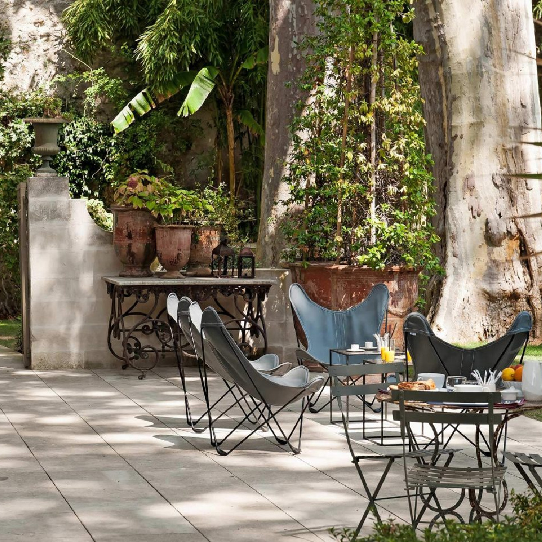 Patio dining - Hotel Particulier in Avignon - La Divine Comedie restored chateau and guest house in South of France (Provence) - Your Haven In.