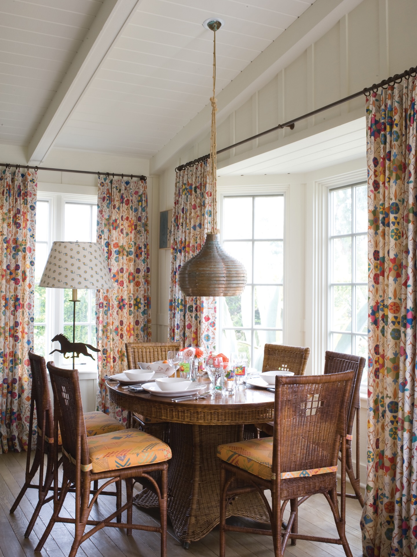 Cozy cottage breakfast nook by Kathryn M. Ireland (photo: Tim Beddow).