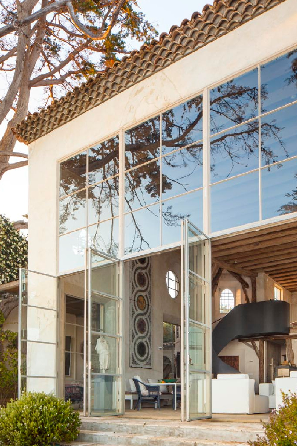 Richard Shapiro's masterful Old World seaside home in Malibu in AD's April 2011 issue.