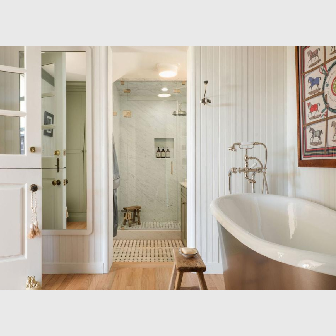 English country bath in a Malibu 1941 cottage with English Country style - Avi Brosh and Kirsten Leigh Pratt. Vogue Living Australia - photo: Caylon Hackwith.
