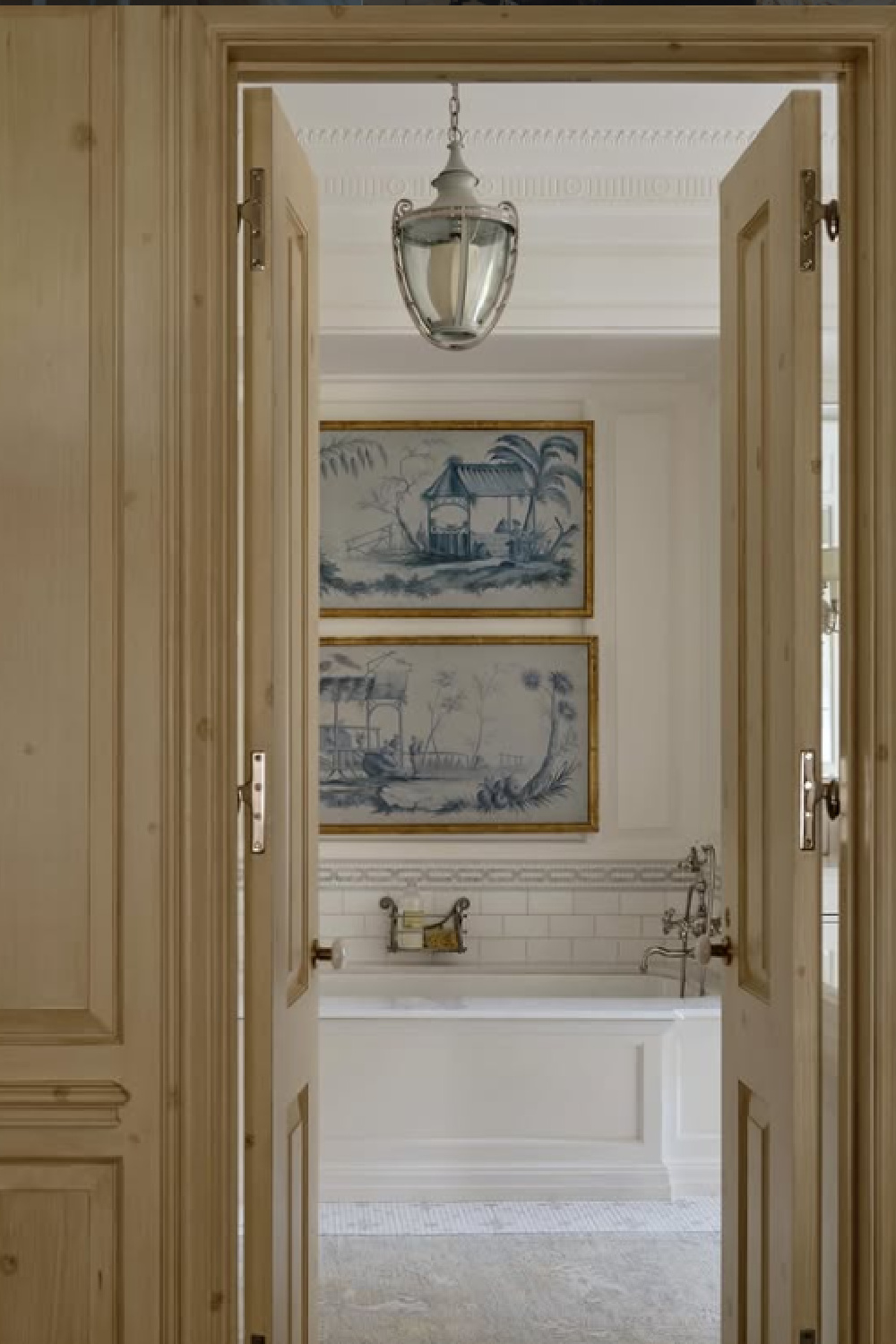 Timeless and classic bath interior design by Cathy Kincaid Interiors. #timelessinteriors #hellolovely #timelessandtranquil