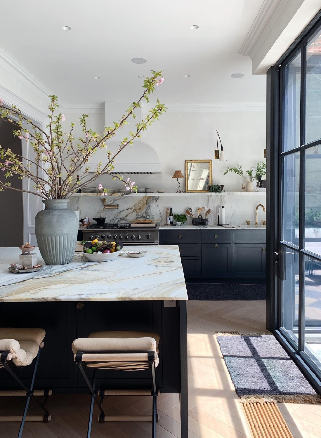 Black kitchen (Farrow & Ball Railings) with Calacatta Paunazzo marble counters - Athena Calderone (Eyeswoon).