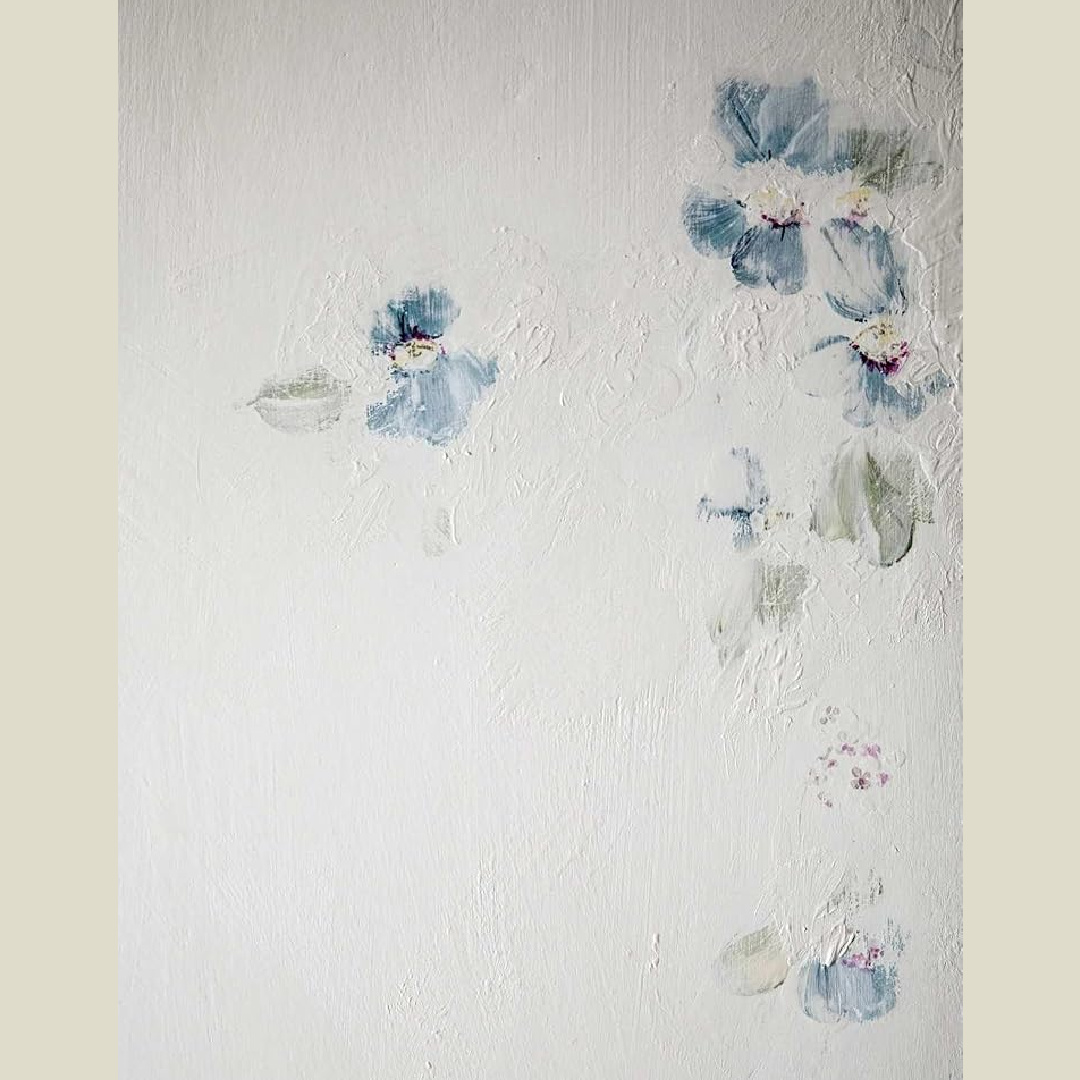 Detail of delicate handpapinted blue flowers on plaster walls within Rachel Ashwell's English countryside home known as Meadow Manor. Photo: Amy Neunsinger. #shabbychic